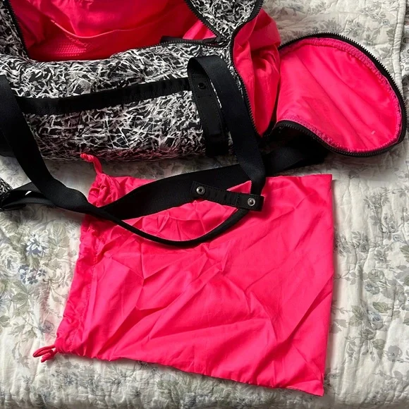 LuluLemon Black and White Patterned Duffel Bag, gym - Picture 14 of 16